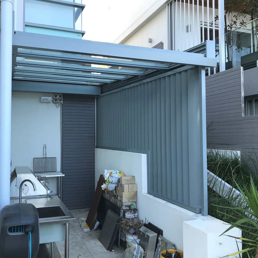 160mm vertical aluminium louvres on the side of a balcony with a step-down, viewed from the outside.
