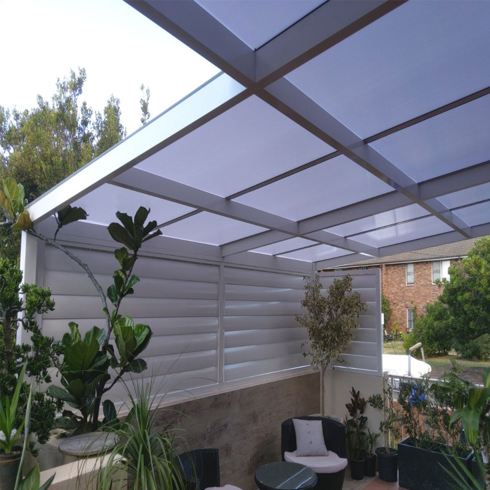 160mm adjustable horizontal aluminium louvres installed on the end of a patio cover to provide privacy.