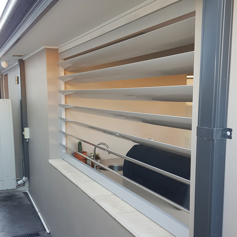 160mm horizontal aluminium louvres used as a privacy screen in an outdoor BBQ area.