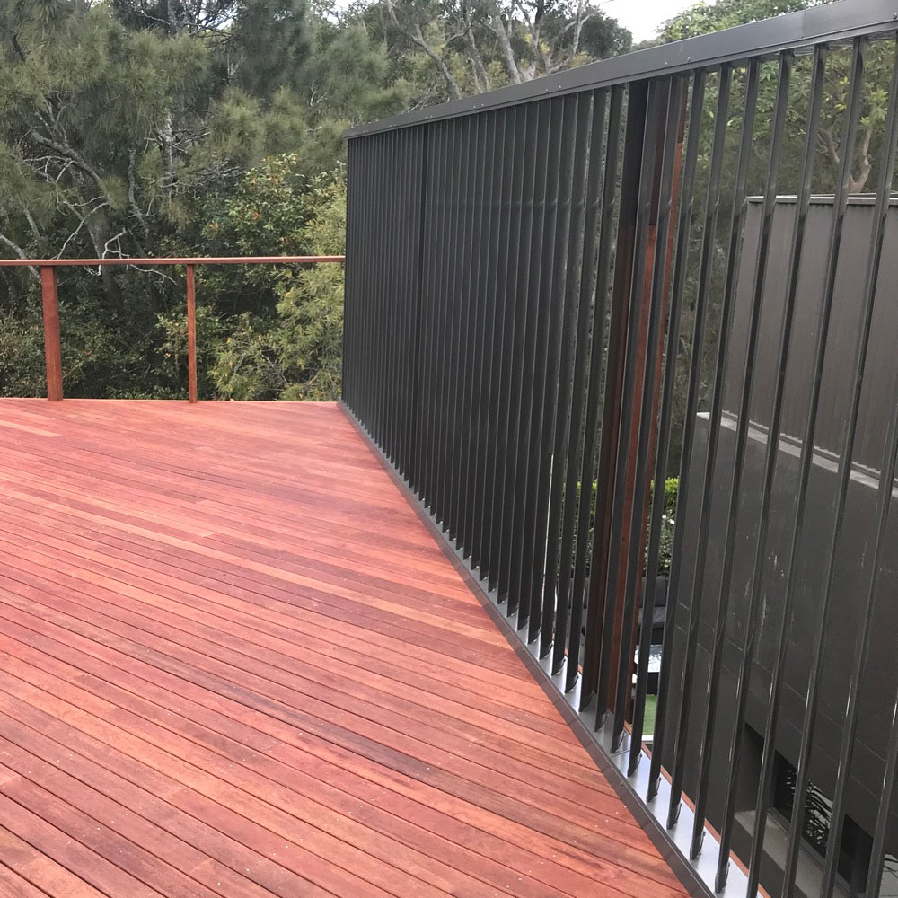 160mm fixed aluminium louvres used as a balcony privacy screen, photographed from a different angle.