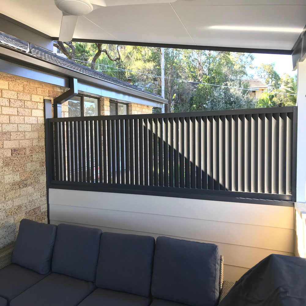 85mm vertical aluminium louvres installed on the side of a balcony as a privacy screen.