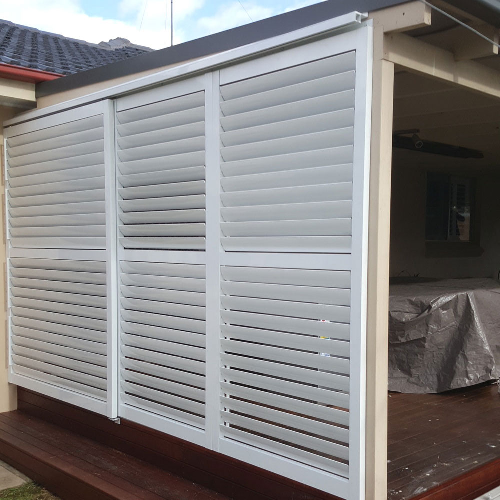 85mm adjustable aluminium louvres sliding along the side of a balcony to provide privacy and ventilation control.