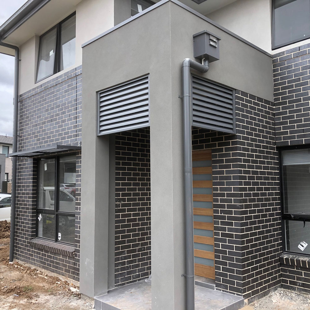 85mm fixed louvres installed above an entranceway to create a more enclosed, private entry space.