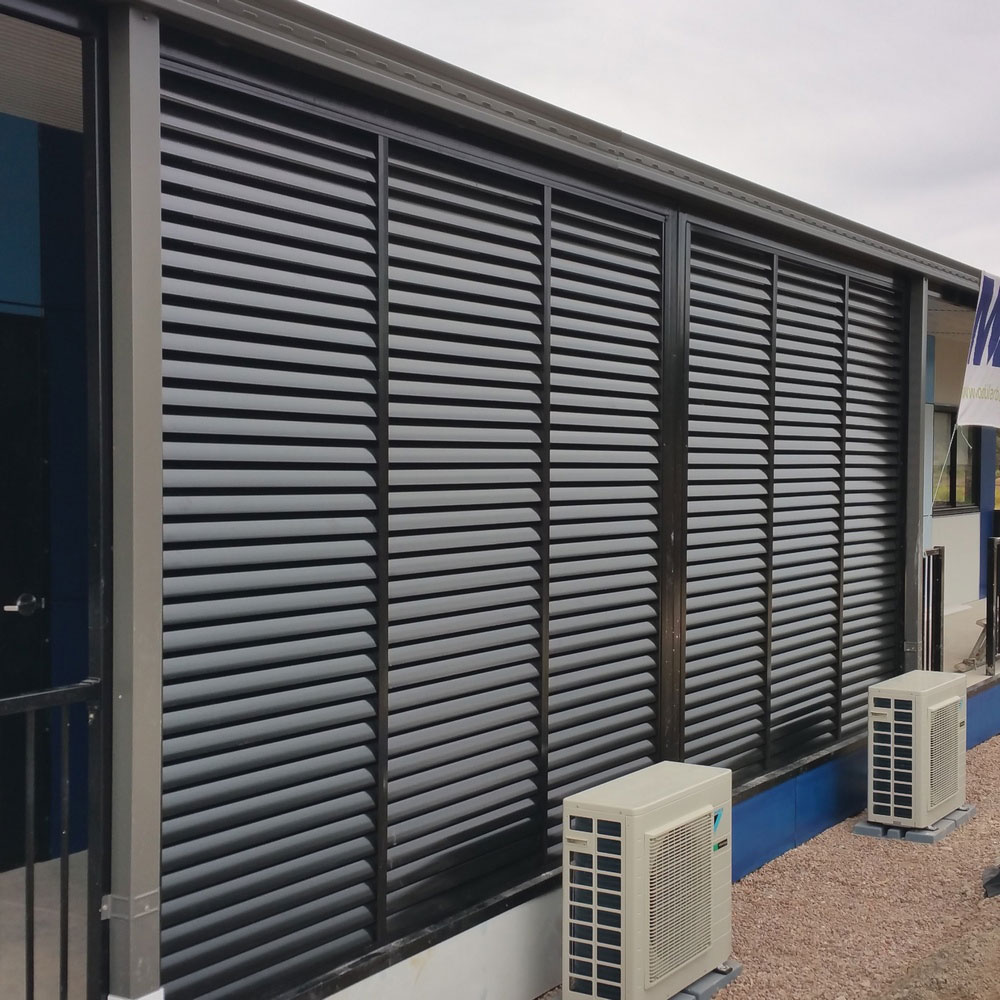 85mm horizontal louvre privacy screen enclosing a covered walkway.