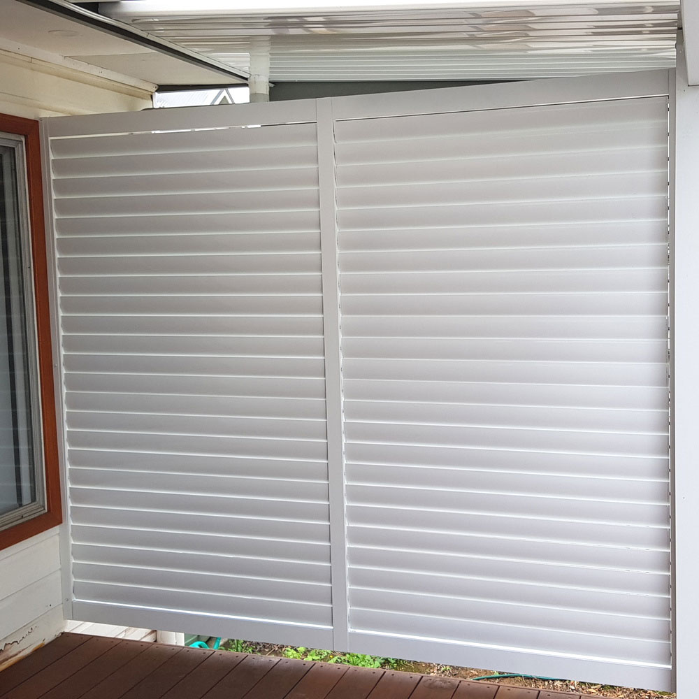 85mm horizontal louvre privacy screen installed on the side of a patio.