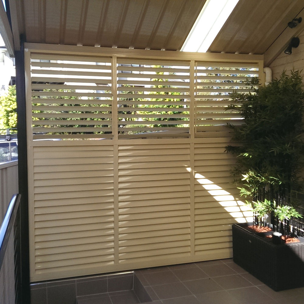 Horizontal 85 mm louvres used as a privacy screen at the end of a veranda.