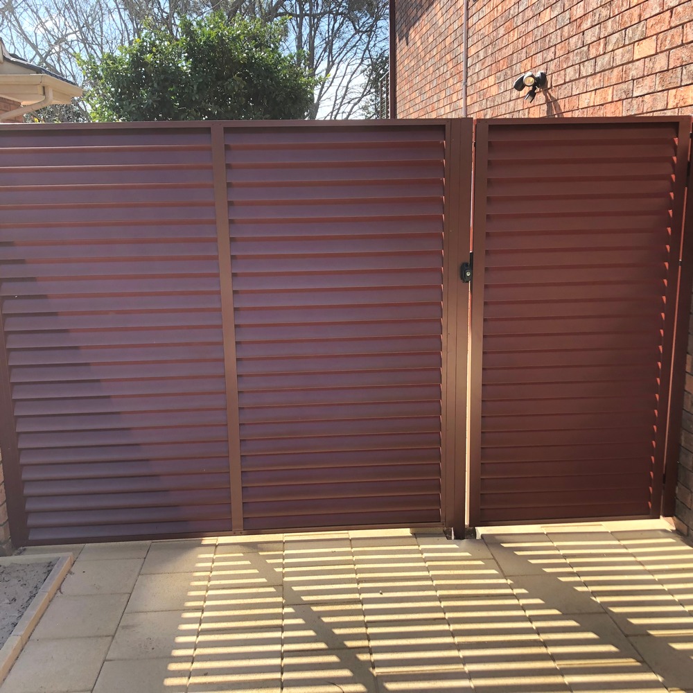Aluminium louvre gate with fixed side panel made from 85mm fixed welded blades