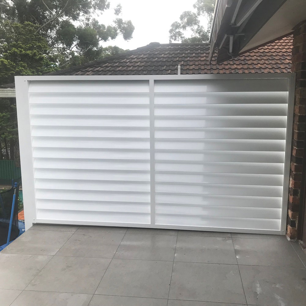 Horizontal fixed aluminium louvre privacy screen installed along the side of a balcony.